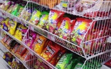 嚴厲打擊向未成年人銷售低俗包裝食品行為，保障青少年健康成長